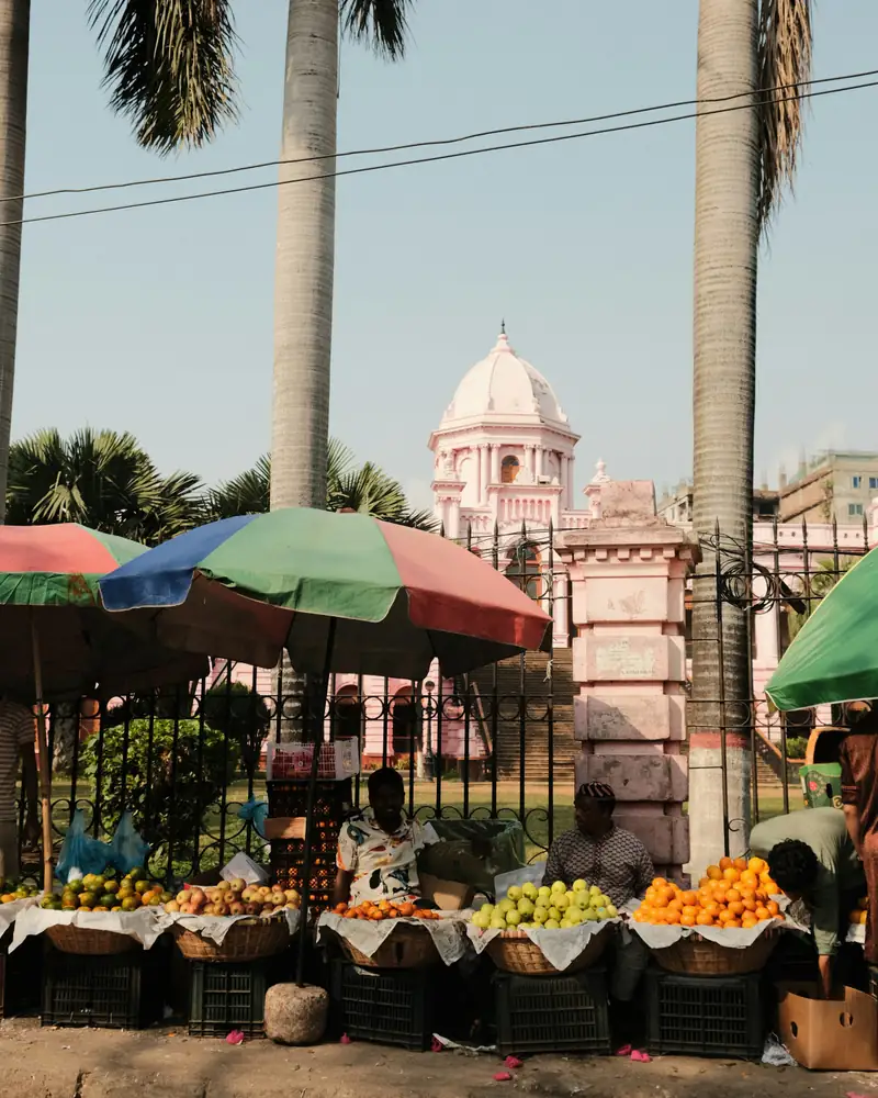 পুরান ঢাকায় ফলের দোকান